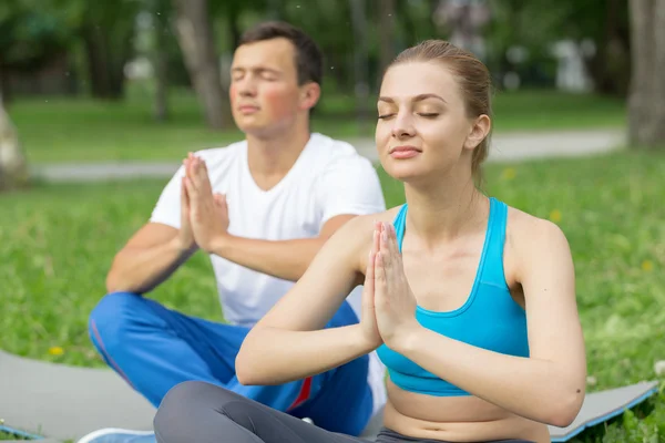 Pratique du yoga dans le parc — Photo