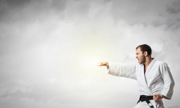 Karate hombre entrenamiento — Foto de Stock