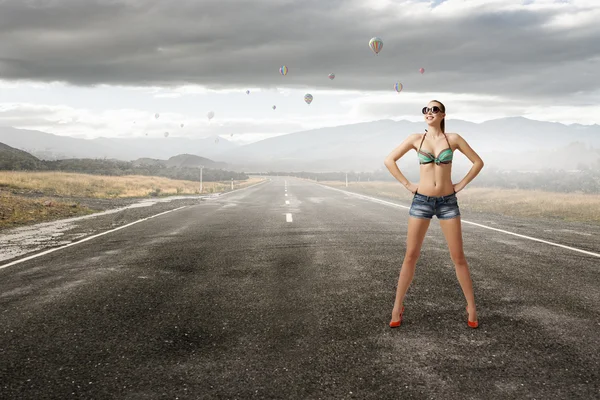 Hitch hiker woman on road — Stock Photo, Image