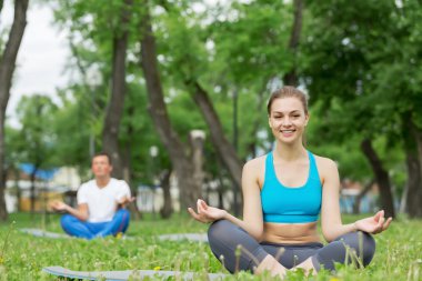 Yoga pratik parkta sahip