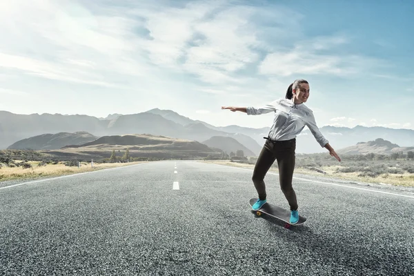 Mädchen fahren Skateboard — Stockfoto