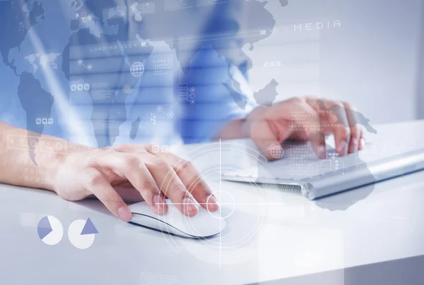 Man surfing the Internet — Stock Photo, Image