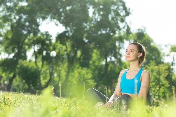 Woman meditating in park — Stock Photo, Image