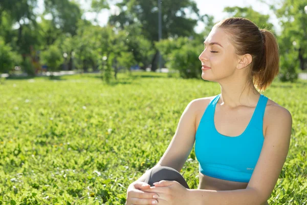 Mujer meditando en el parque —  Fotos de Stock