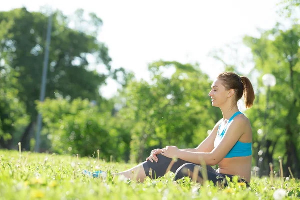 Женщина медитирует в парке — стоковое фото