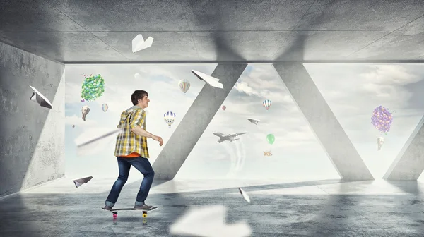 Skateboarder ragazzo in interni — Foto Stock