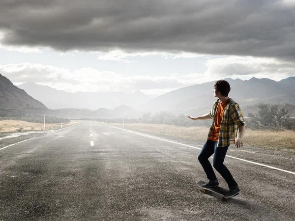 Junge fährt Skateboard — Stockfoto