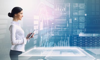 Zarif kadın Tablet PC'yi kullanma