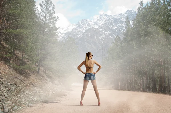 Hitch hiker vrouw op weg — Stockfoto