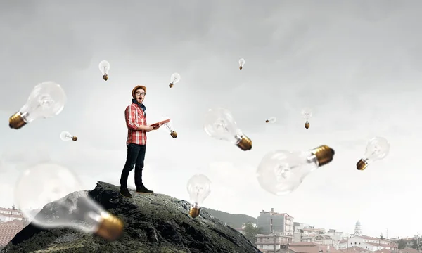 Hipster ragazzo con libro in mano — Foto Stock