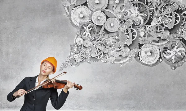 Construtor mulher tocar violino — Fotografia de Stock