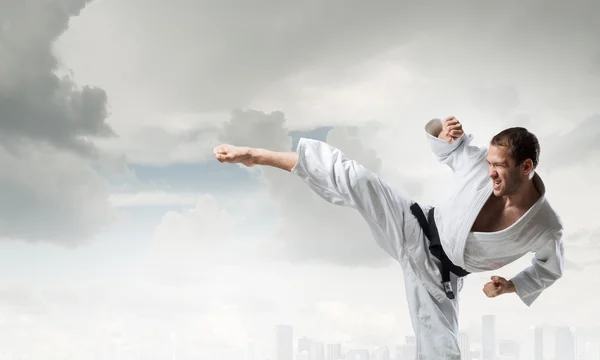 Karate man utbildning — Stockfoto