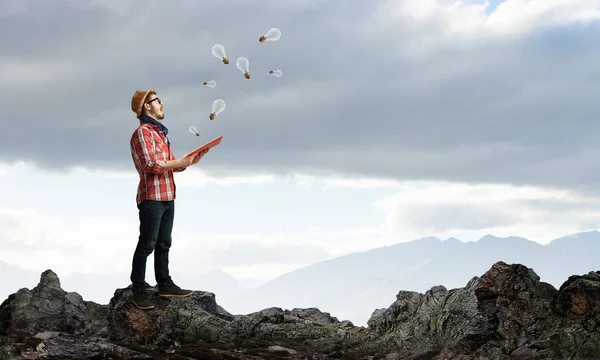 Hipster man met boek in handen — Stockfoto