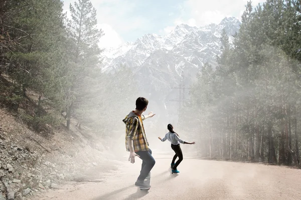 Jovens andando de skate — Fotografia de Stock