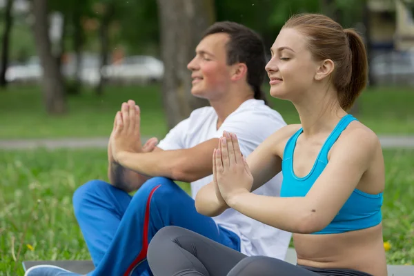 Tener práctica de yoga en el parque — Foto de Stock