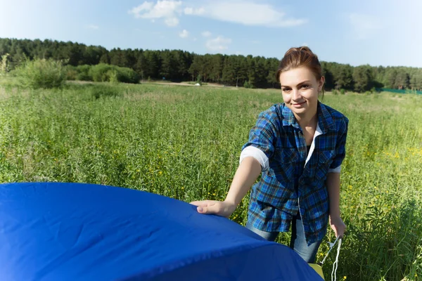 Woman fixing tent — Stock Photo, Image