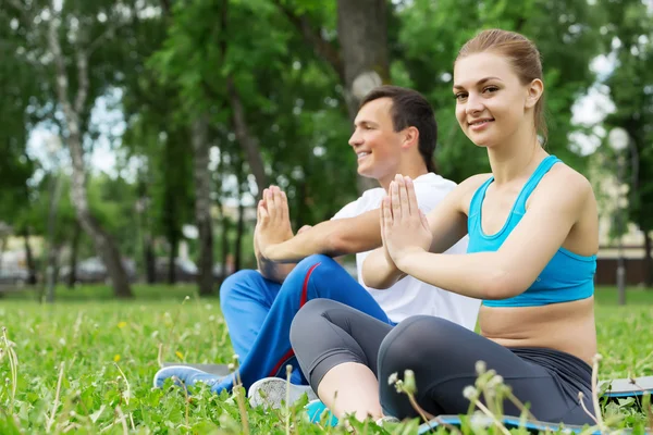 Pratique du yoga dans le parc — Photo