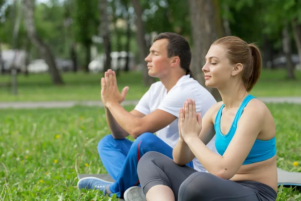 Posiadanie praktyki jogi w parku — Zdjęcie stockowe