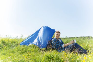 Kadın yaz orman uzun yürüyüşe çıkan kimse