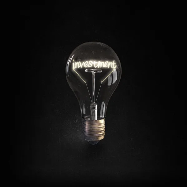 Glühbirne auf schwarzem Hintergrund — Stockfoto