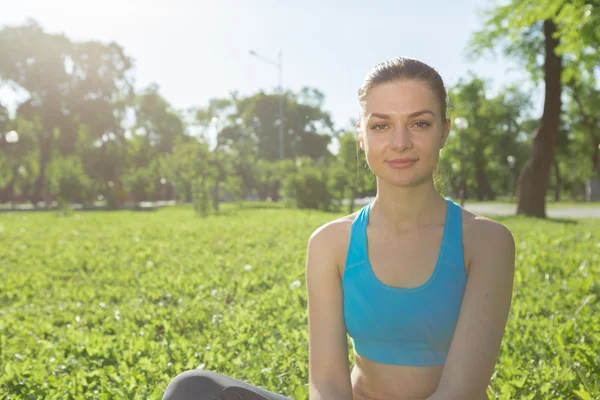 Woman meditating in park — Stock Photo, Image