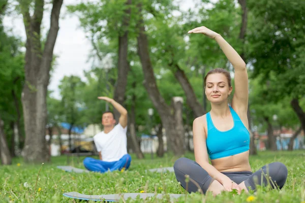 Tener práctica de yoga en el parque — Foto de Stock