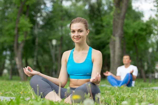 Tener práctica de yoga en el parque — Foto de Stock