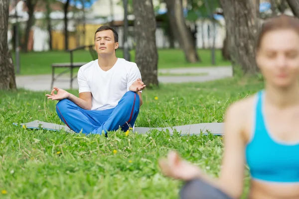 Yoga-Praxis im Park — Stockfoto