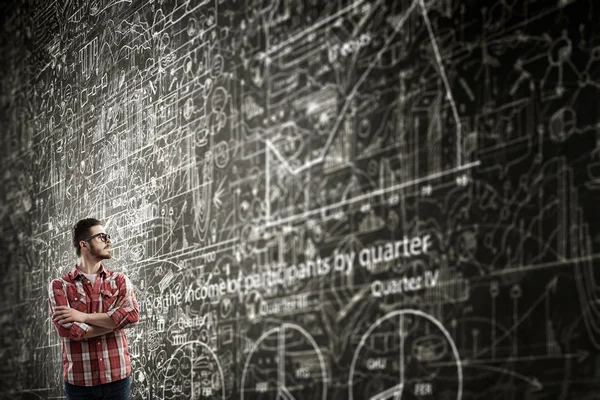 Estudante em pé no quadro negro — Fotografia de Stock