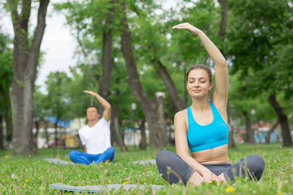 Yoga-Praxis im Park — Stockfoto