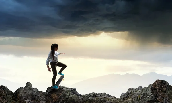 Girl ride skateboard — Stock Photo, Image