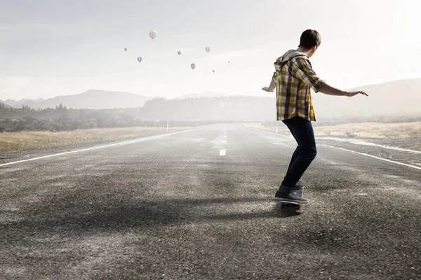 Junge fährt Skateboard — Stockfoto