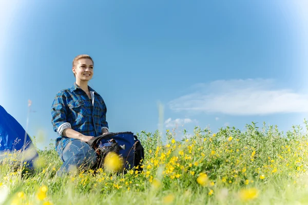 Mujer excursionista en el bosque de verano — Foto de Stock