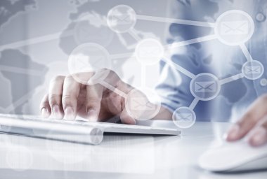 internet'te sörf adam