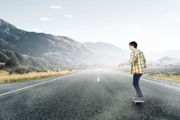 Pojke åka skateboard — Stockfoto