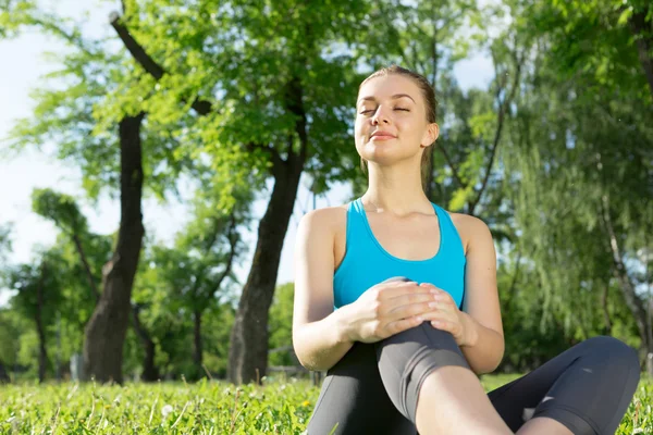 Vrouw mediteren in park — Stockfoto