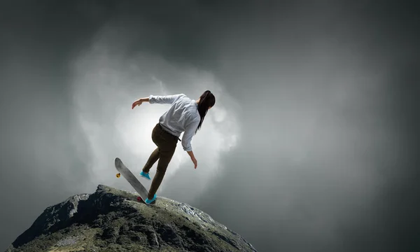 Ragazza corsa skateboard — Foto Stock