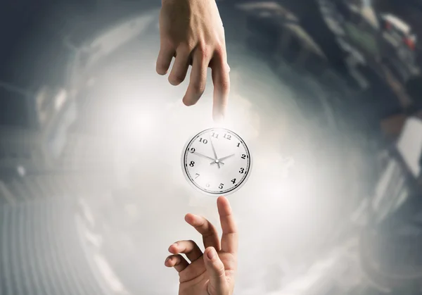 Geschäftsmann Hand drücken Uhr Zeittaste Symbol — Stockfoto