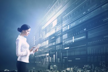 Zarif kadın Tablet PC'yi kullanma