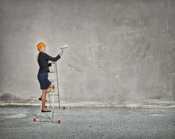 Builder woman viewing city — Stock Photo, Image