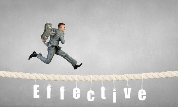 Он никогда не останавливается, чтобы двигаться вперед
