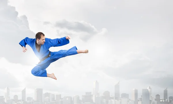 Karate hombre entrenamiento —  Fotos de Stock