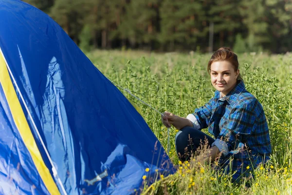 Donna tenda di fissaggio — Foto Stock
