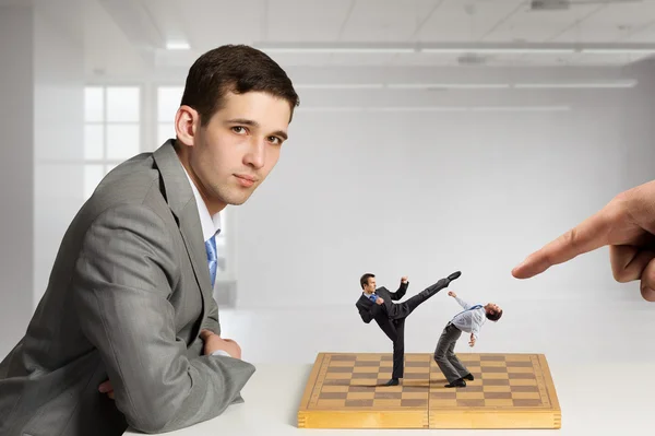 ビジネスマンのチェス盤の上の戦い — ストック写真