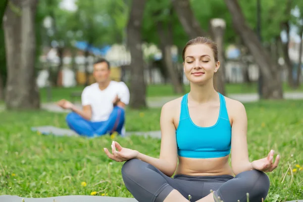 Tener práctica de yoga en el parque —  Fotos de Stock