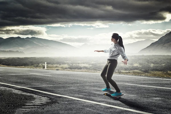 Дівчина їздити скейтборд — стокове фото