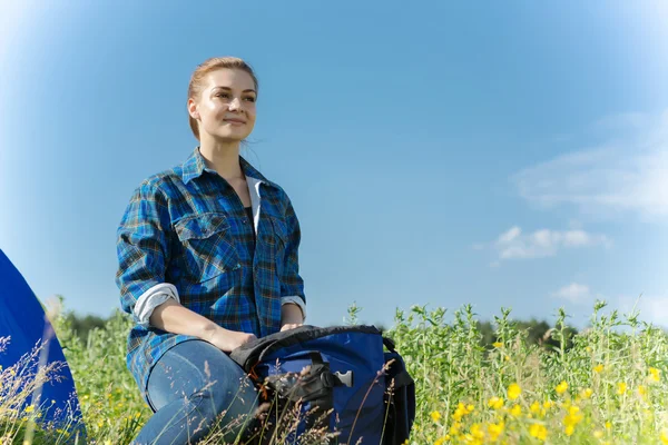 Femme randonneuse dans la forêt d'été — Photo