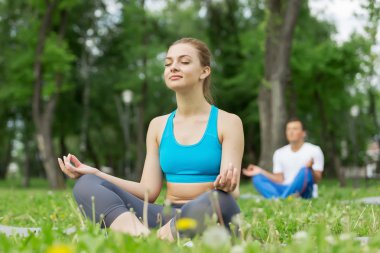 Yoga pratik parkta sahip