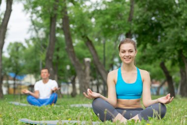 Yoga pratik parkta sahip