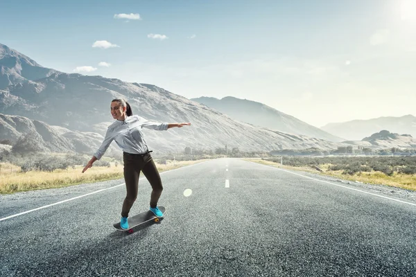 Meisje rit skateboard — Stockfoto